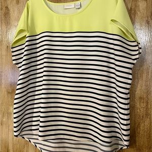 Check out this cute chicos top size lg-xl
